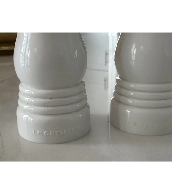 Le Creuset White Salt and Pepper Grinder - Picture 5 of 7